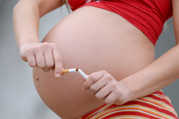 SIDS pregnant-woman-breaking-cigarette